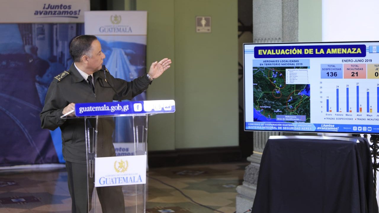 El ministro de la Defensa, Luis Miguel Ralda, en conferencia de prensa. (Foto Prensa Libre: Ejército de Guatemala)