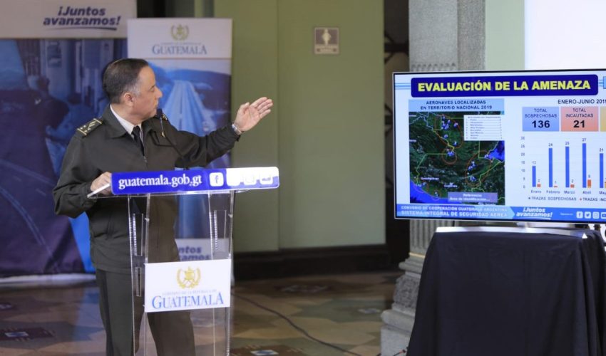 El ministro de la Defensa, Luis Miguel Ralda, en conferencia de prensa. (Foto Prensa Libre: EjÃ©rcito de Guatemala)