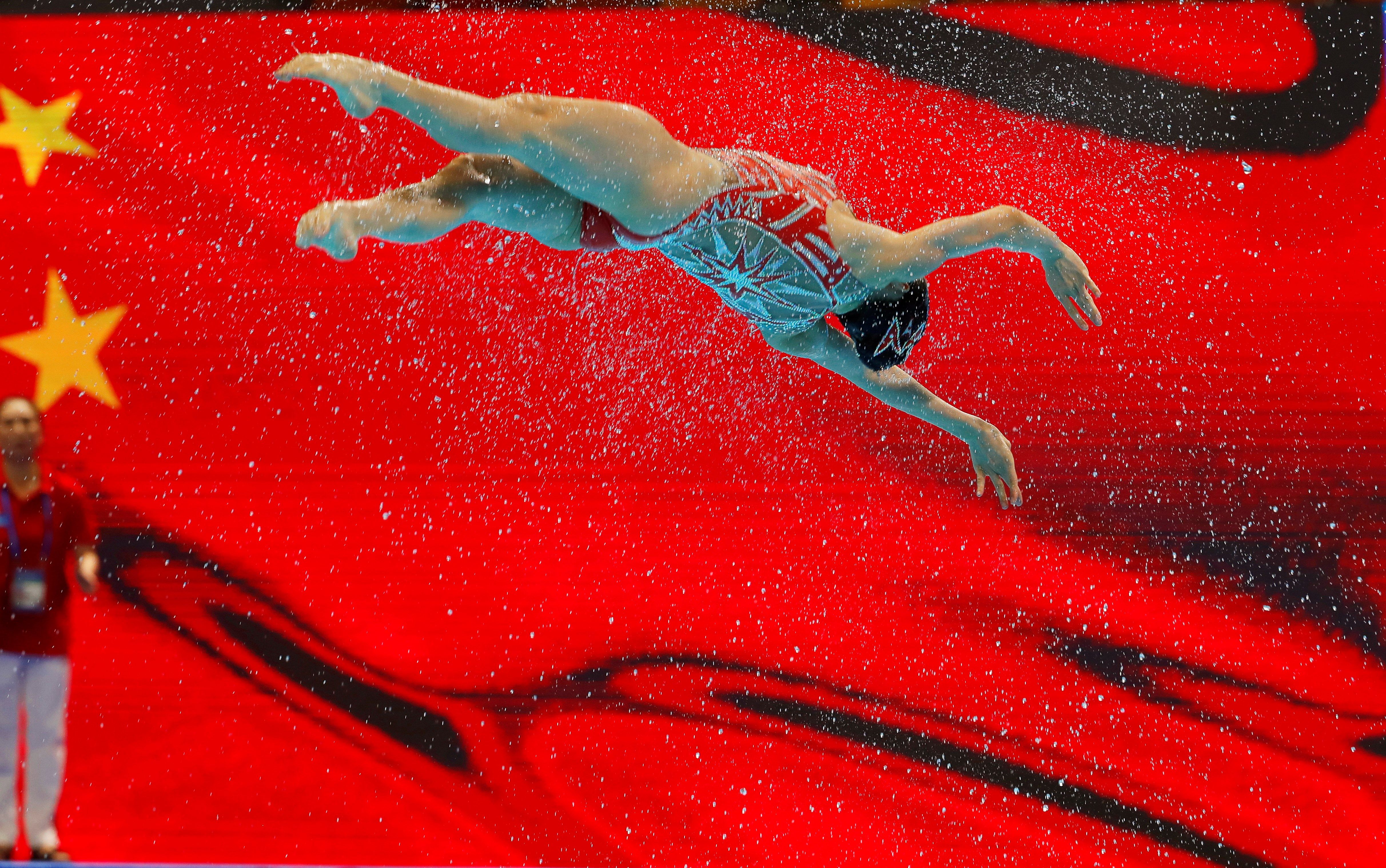 Una nadadora del equipo chino de natación artística compite en la final de la rutina de equipo técnico de los Campeonatos del Mundo de Natación. (Foto Prensa Libre: EFE)