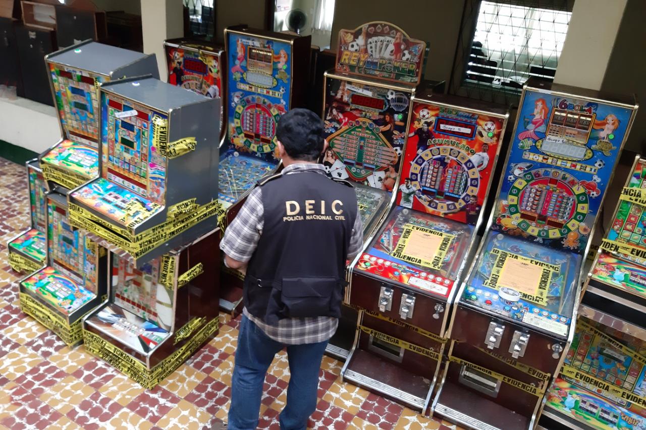 Algunas de las máquinas tragamonedas decomisadas en Coatepeque. (Foto Prensa Libre: PNC). 

