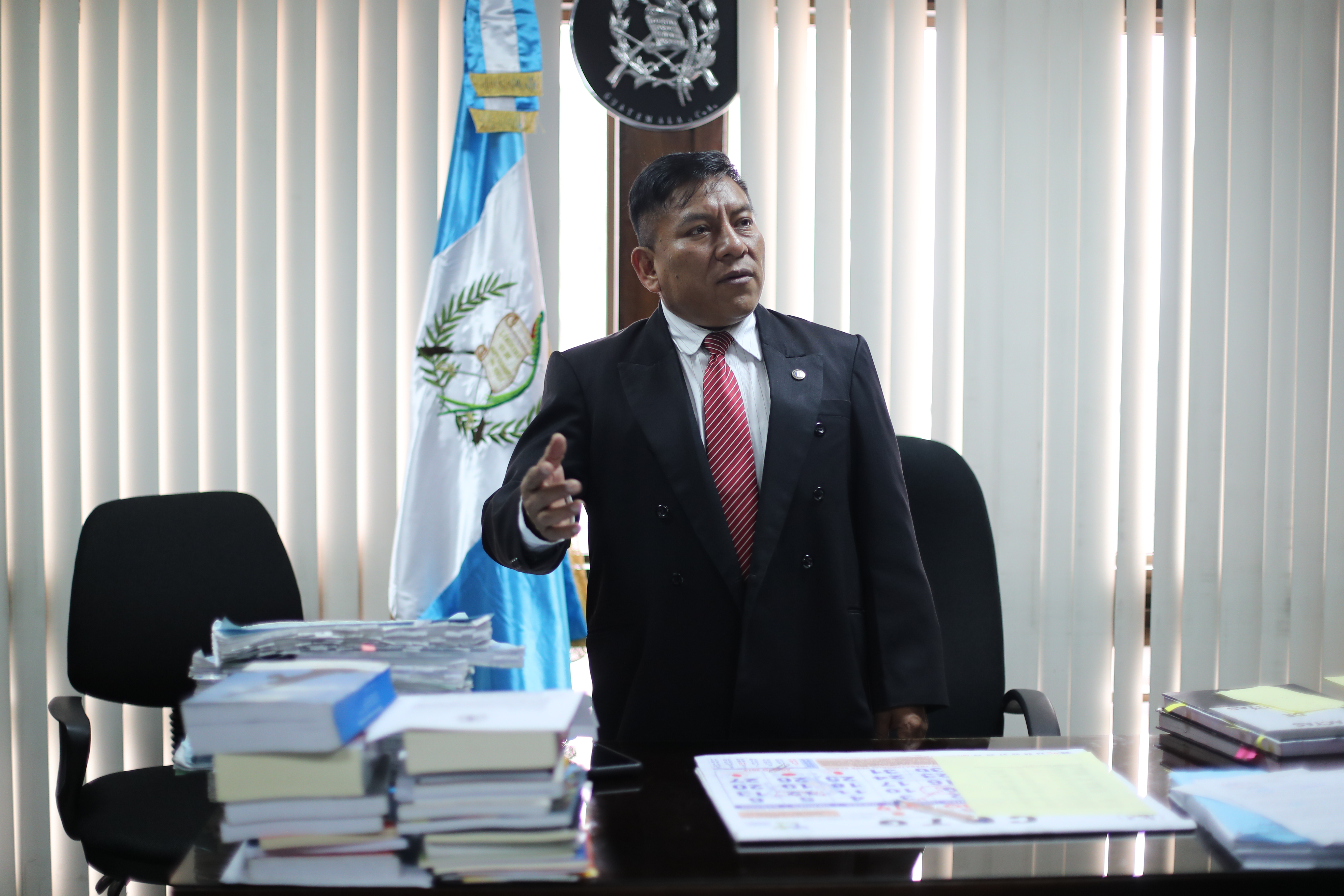 Juez Xitumul presenta amparo contra la CSJ por retiro de antejuicio y señala que procesos que conoce están en riesgo