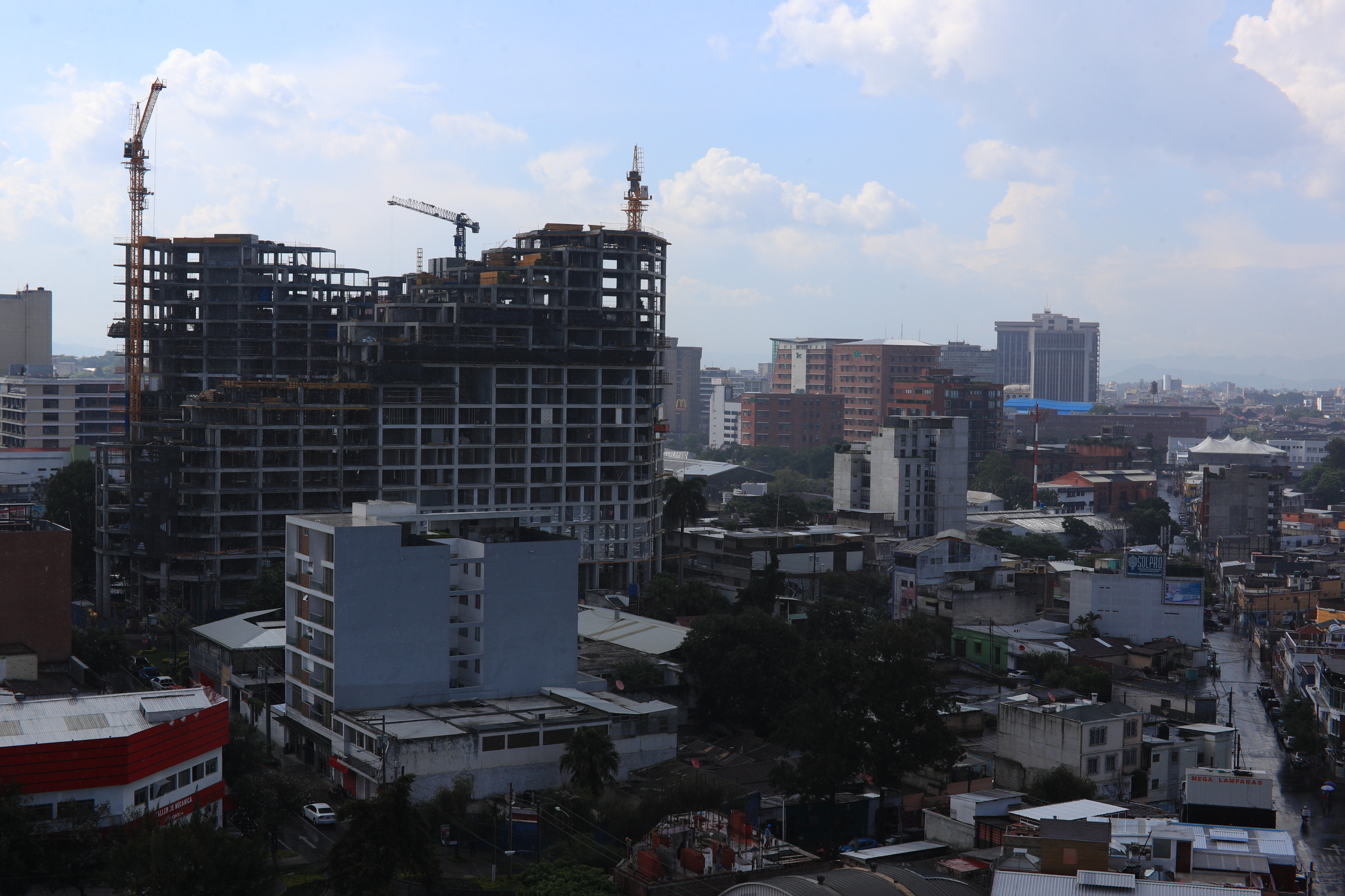 La agencia podría modificar a la baja la calificación de Guatemala si se erosiona la gestión fiscal, la estabilidad política o se deterioran los indicadores sociales. (Foto Prensa Libre: Carlos Hernández)