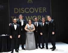 Mónica Girón de Ufer, directora de Discover the World Guatemala, muestra su reconocimiento con ejecutivos de Royal Caribbean.