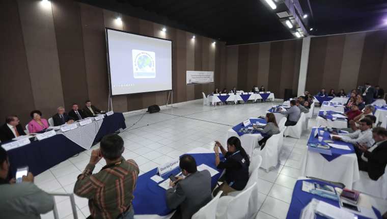 Los magistrados del TSE en reunión con los presidentes de las juntas electorales departamentales y municipales. (Foto Prensa Libre: Juan Diego González)