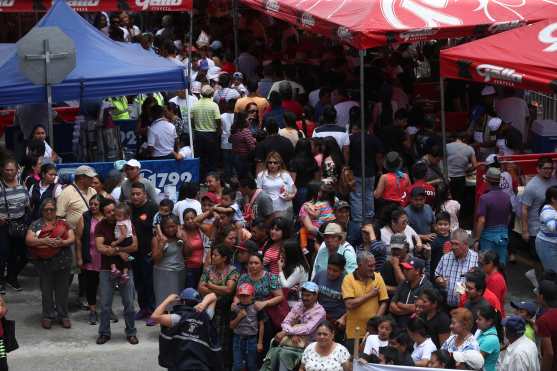 Cientos de personas llegan a degustar varios platillos derivados del cerdo. (Foto Prensa Libre: Esbin García)