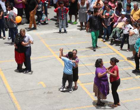 Varias parejas disfrutaron del baile  en el parque central de la zona 1 de Mixco. (Foto Prensa Libre: Esbin García)
