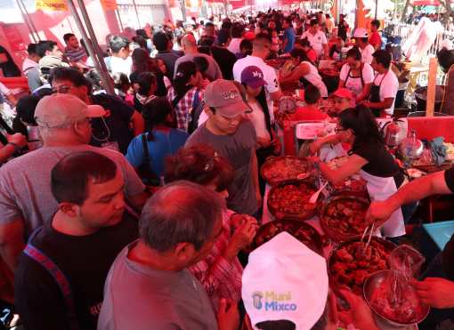 Más de 70 puestos de venta fueron habilitados para el evento gastronómico.(Foto Prensa Libre: Esbin García)
