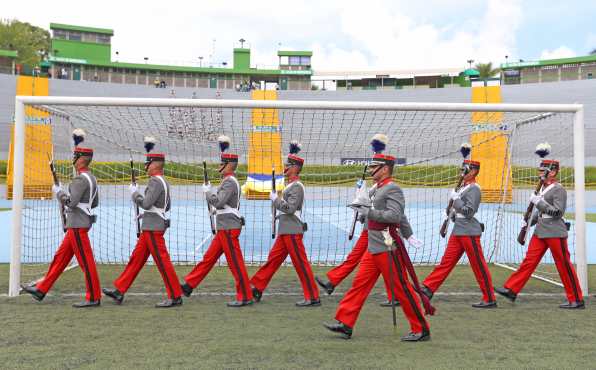 Después de su participación los cadetes enfilan hacia la salida del estadio Cementos Progreso. Foto Prensa Libre: Óscar Rivas