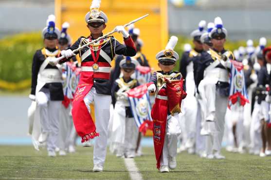 El colegio Liceo Mercantil mostró al público sus características escuadras de batonistas, banda de guerra y dos grupos de gastadores. Foto Prensa Libre: Óscar Rivas