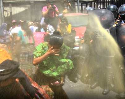 Fotogalería: desalojan a manifestantes frente a la CSJ