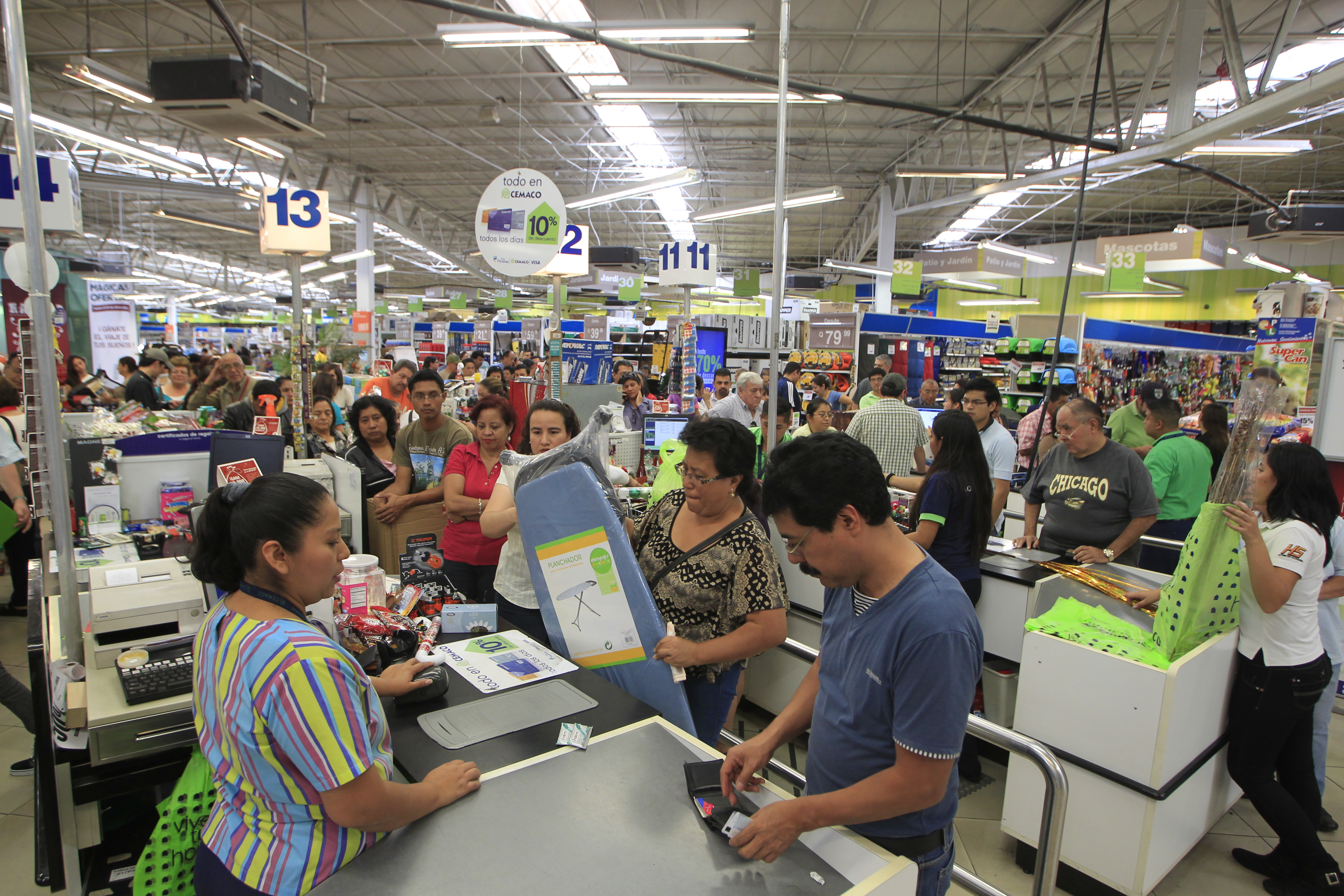 Las cadenas de retail o autoservicio, que trabajan por picos de temporada, podrán utilizar la figura del tiempo parcial. (Foto Prensa Libre: Hemeroteca PL)