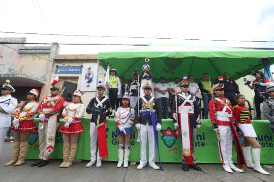 Veinte bandas participaron en el desfile por el aniversario del colegio Liceo Mercantil. 