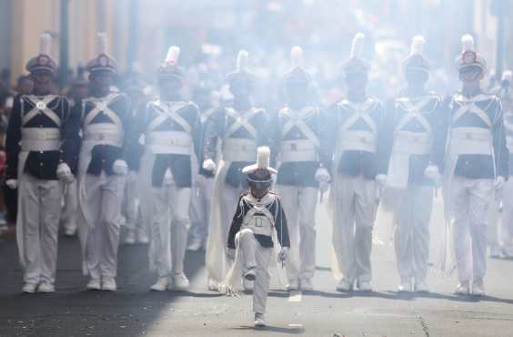 Un pequeño marca el paso frente al escuadrón de gastadores del Liceo Mercantil.