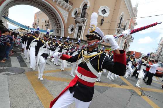 Los anfitriones brindaron un espectáculo de marchas y maniobras debajo del Arco de Correos.