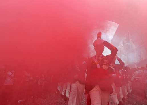 Bajo una nube de humo se abre paso la escuadra de gastadores del Liceo Guatemala.