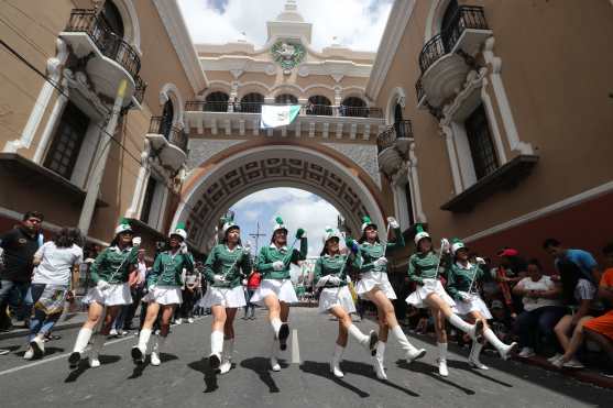 Las batonistas del Vanguardia Juvenil deleitaron al público con una serie de maniobras antes de su paso.