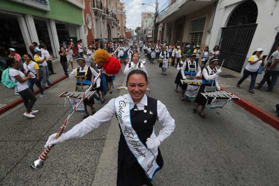 Las señoritas del colegio El Rosario tocan las rondas que las hacen famosas.