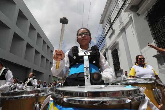 El desfile del Liceo Mercantil es considerado uno de los más extensos de los últimos años.