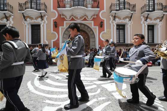 La banda marcial del colegio San Pablo luce su uniforme azul con gris con cinturones blancos.