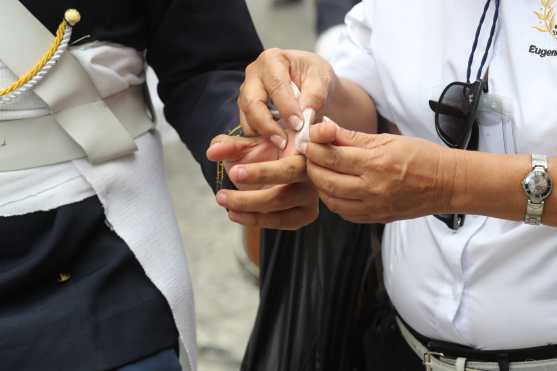 Algunos alumnos fueron atendidos durante la marcha debido a la fuerza con la que tocan.