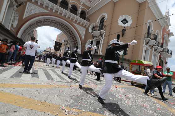 Los alumnos del colegio San Francisco de Borja muestran sus maniobras al público.