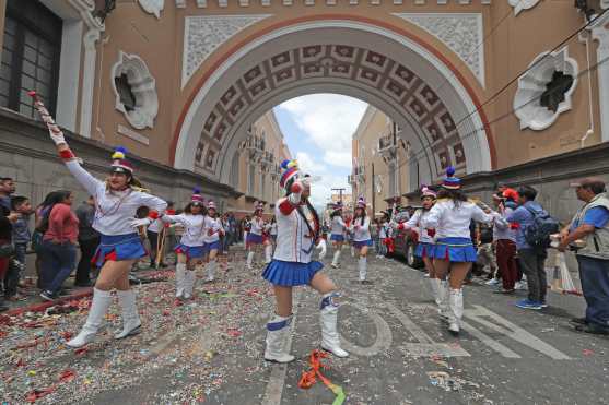 El colegio Mateo Perrone hizo su presentación al filo del medio día.