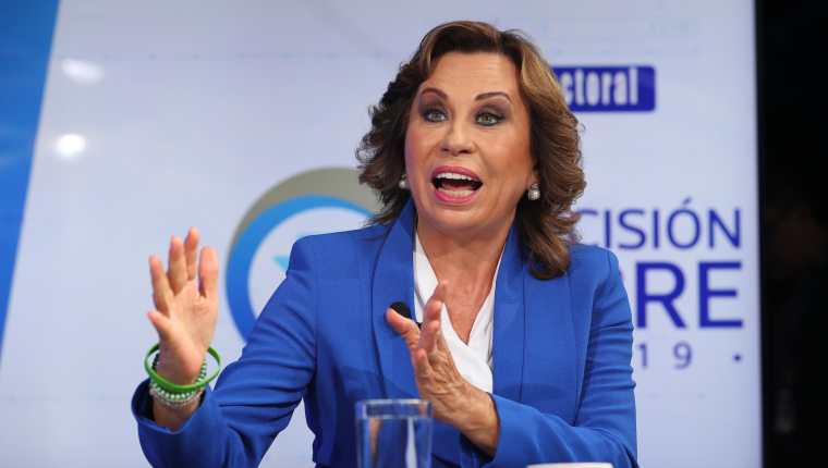Sandra Torres, candidata presidenciable del partido UNE, en el programa sin filtro que transmite Guatevisión. (Foto Prensa Libre: Erick Ávila)