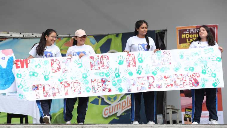 En la concha acústica del Parque Centenario  se llevo acabo la conmemoración del Día Mundial contra la Trata de Personas, donde participaron varias organizaciones y  establecimientos educativos. (Foto Prensa Libre: Erick Ávila)