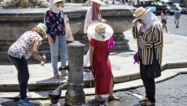 Varias mujeres se refrescan en una fuente, en Roma, Italia, durante la ola de calor que azotó Europa en junio 2019. (Foto Prensa Libre: EFE). 