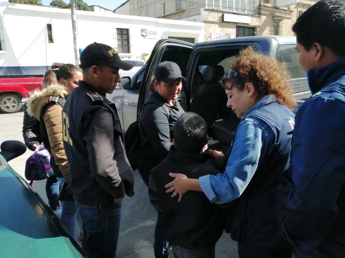 Personal de la PGN, PNC y MP, participaron en los allanamientos para el rescate de los niños y adolescentes. (Foto Prensa Libre: María Longo) 