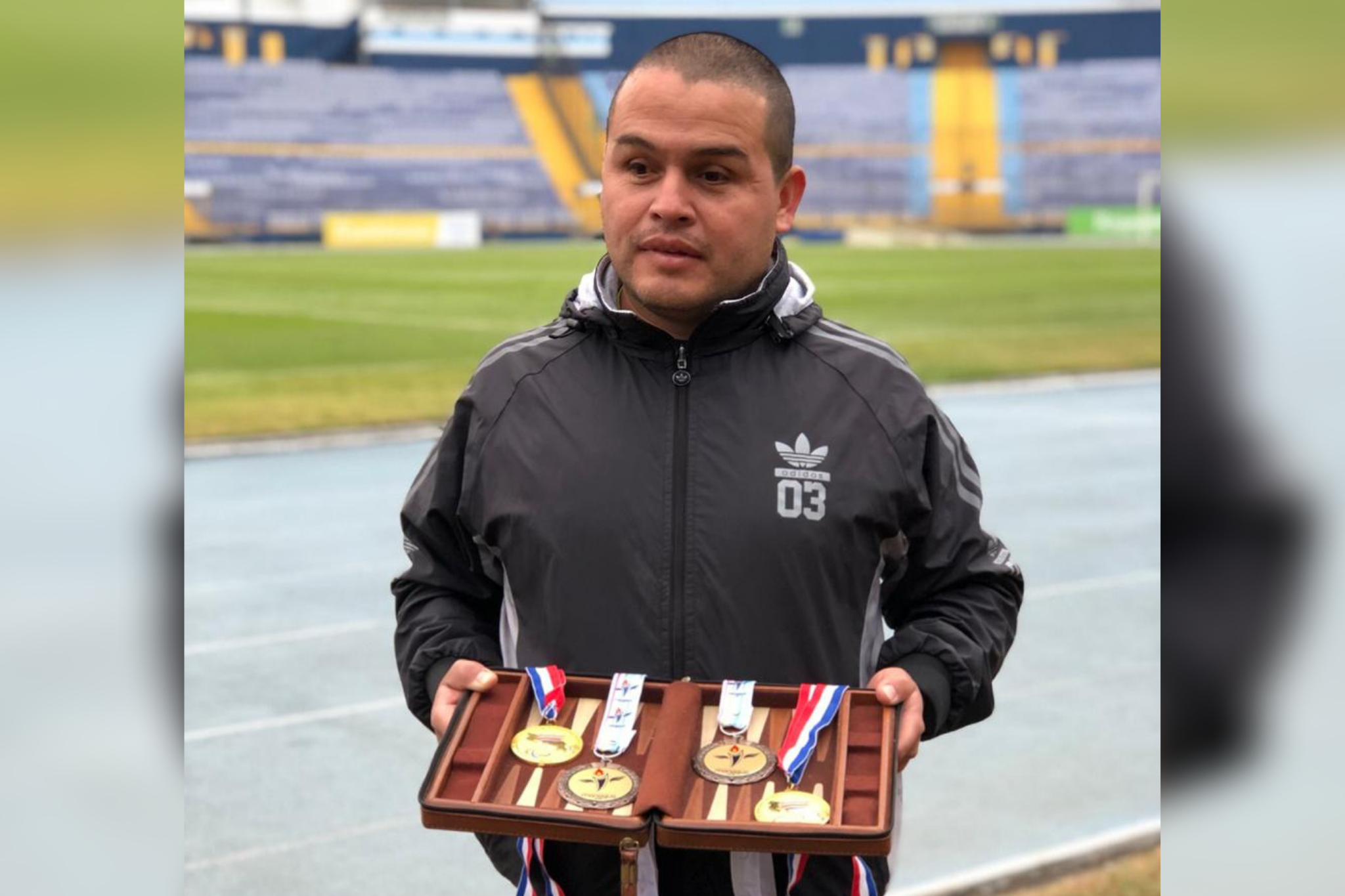 Brayan Solares muestra algunas de las medallas que ha ganado como atleta. (Foto Prensa Libre: Cortesía).