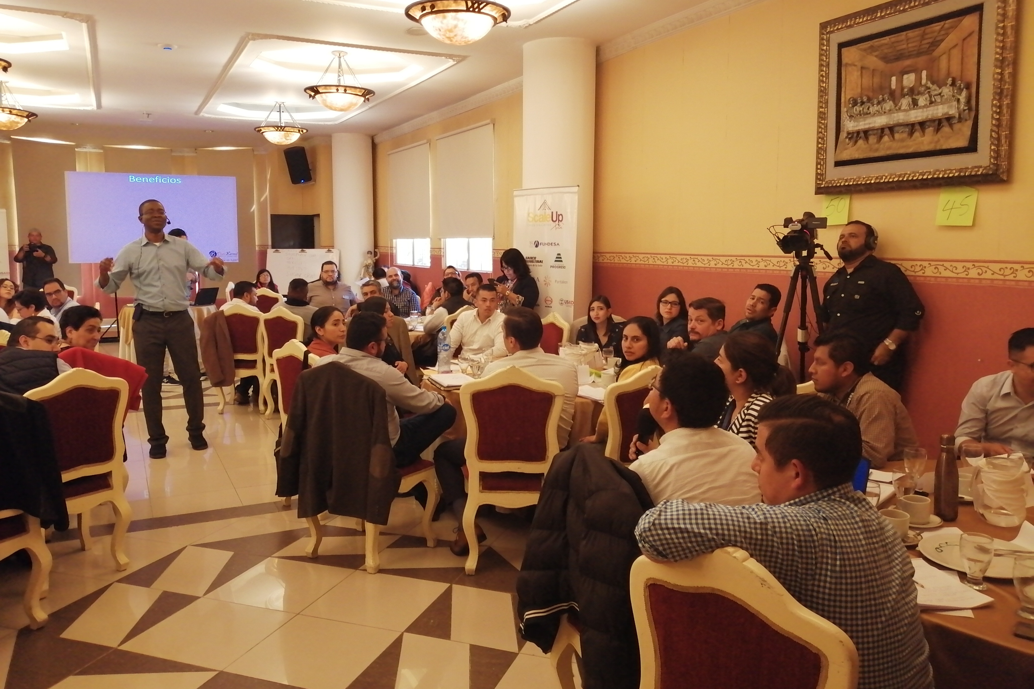 Empresarios que participan en la primera corte del programa aprenden con el profesor Vincent Onyemah. (Foto Prensa Libre: María Longo) 