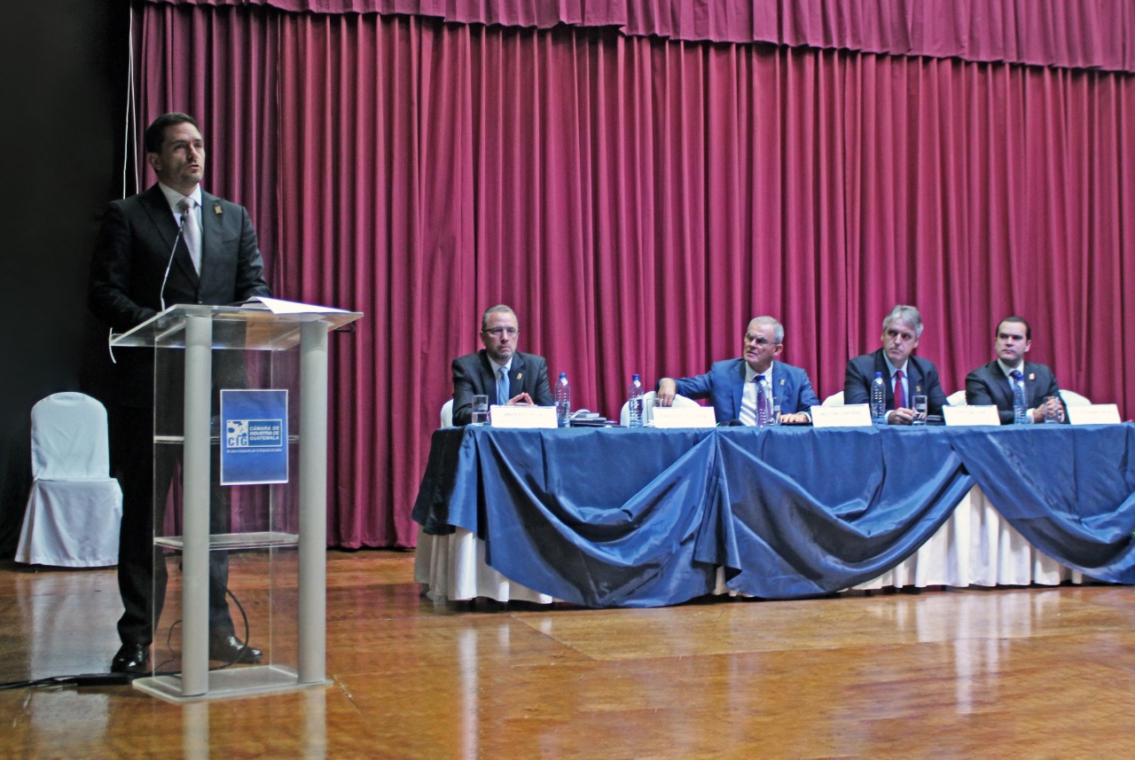 Eduardo Girón Benford (de pie) fue nombrado como nuevo presidente de la Cámara de Industria de Guatemala. (Foto Prensa Libre: cortesía CIG)