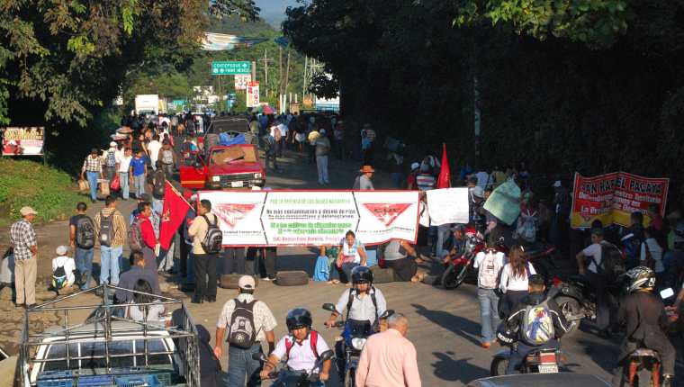 Diversas protestas han surgido en el país contra las empresas de electricidad, en otros casos las compañías denuncias robos y impago. (Foto, Prensa Libre: Hemeroteca PL). 