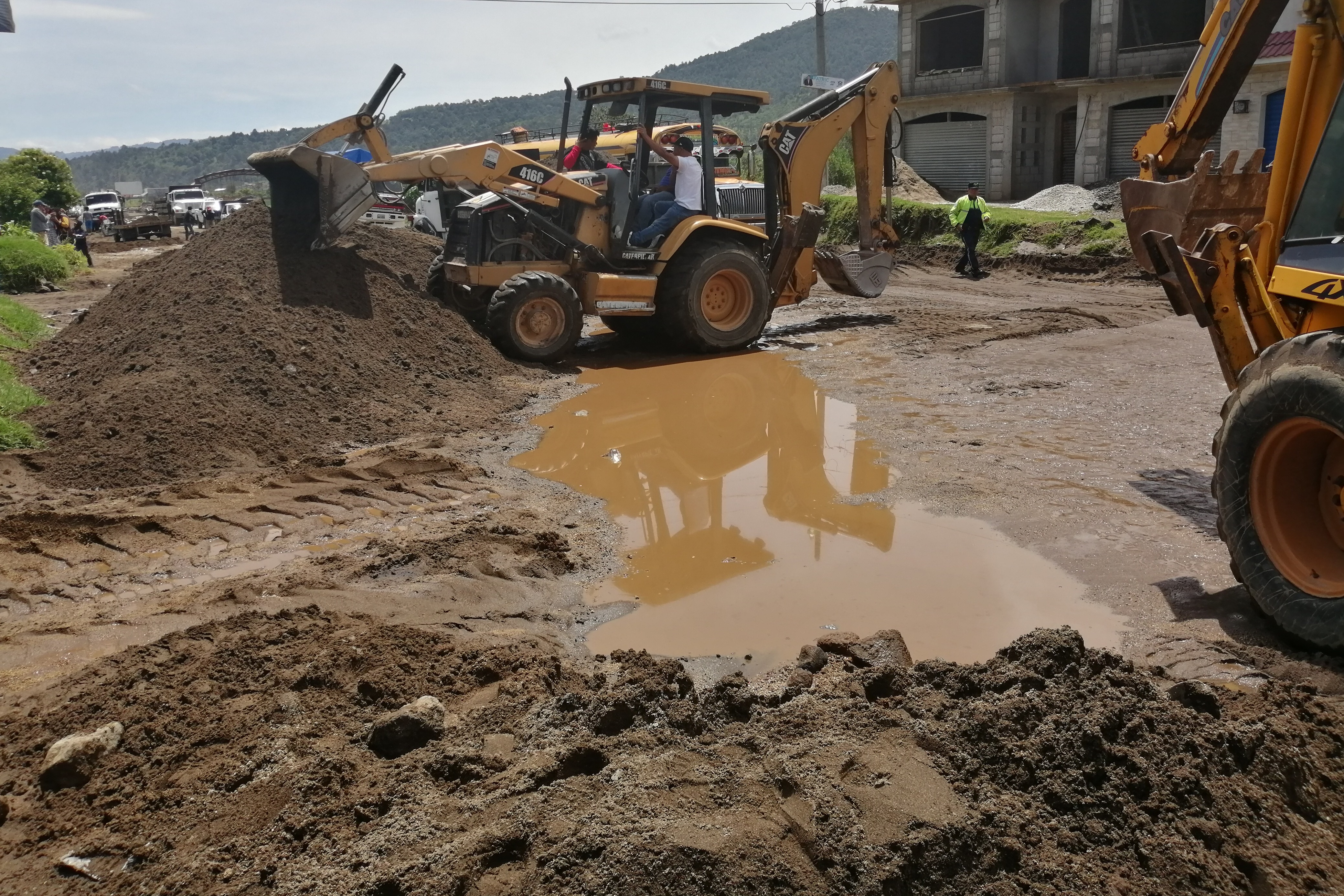 Maquinaria de la Municipalidad de Quetzaltenango y de las empresas de extracción minera que operan en el sector hicieron trabajos de limpieza. (Foto Prensa Libre: María Longo) 