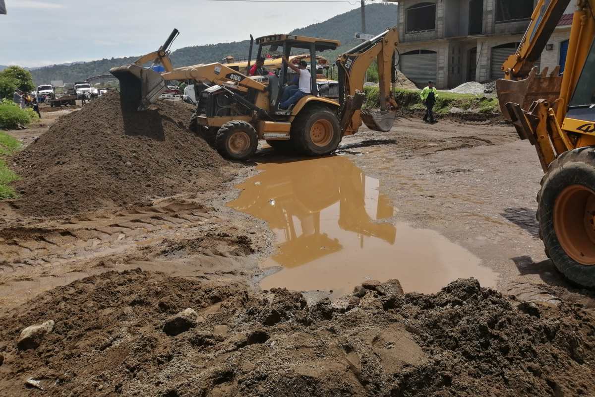 Maquinaria de la Municipalidad de Quetzaltenango y de las empresas de extracción minera que operan en el sector hicieron trabajos de limpieza. (Foto Prensa Libre: María Longo) 