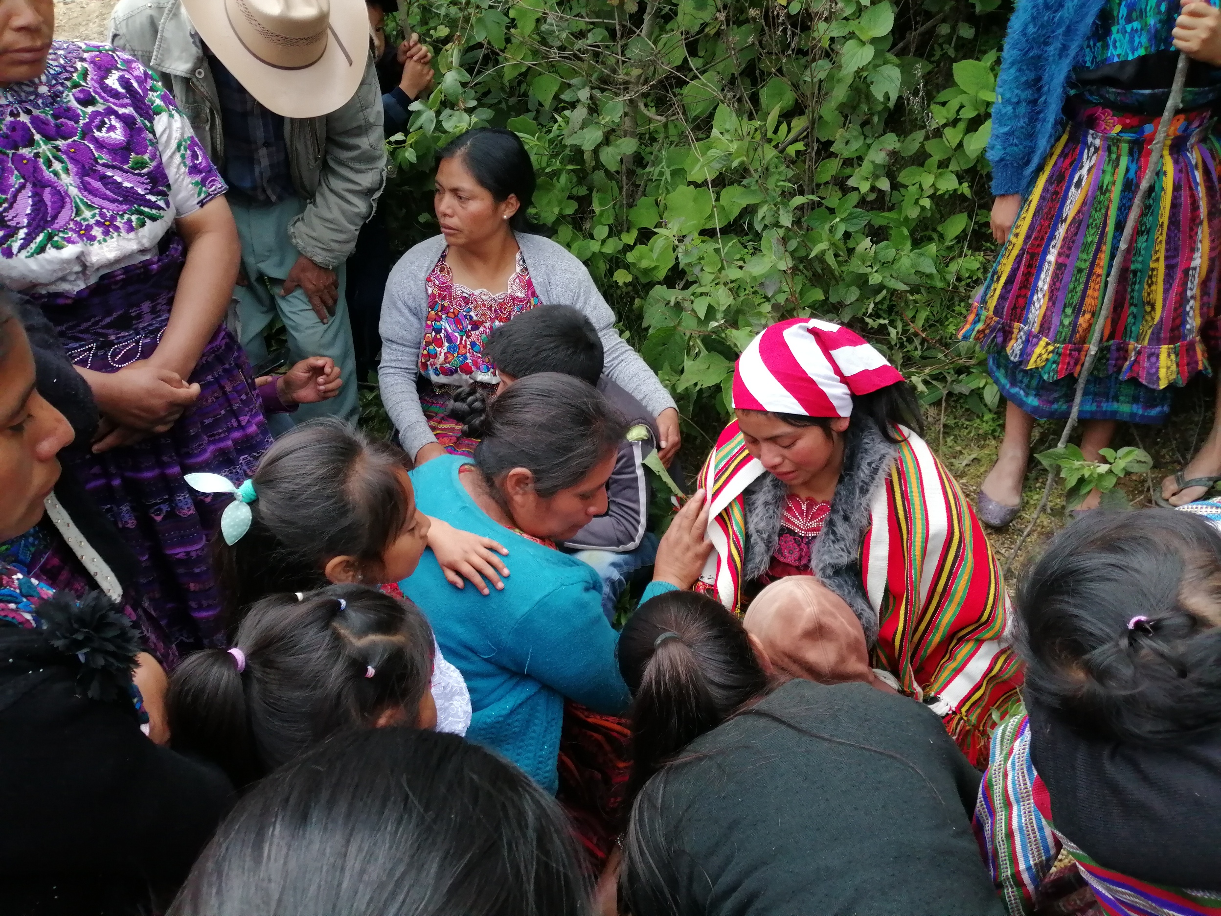 Vecinos consolaron a Damaris, de 15 años, quien se quedó en la orfandad. (Foto Prensa Libre: María Longo) 