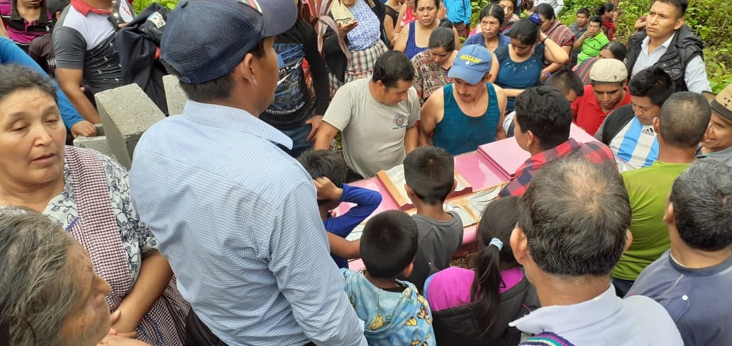 Vecinos de Chajul asistieron al sepelio de la comadrona María Luisa Aguilar, en Chel, Chajul, Quiché, (Foto Prensa Libre: Héctor Cordero).