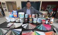 Dany Juan López Juárez, el migrante originario de Concepción Chiquirichapa, inauguró en Xela la segunda tienda de pinturas Benjamin Moore en el país. (Foto Prensa Libre: Mynor Toc)