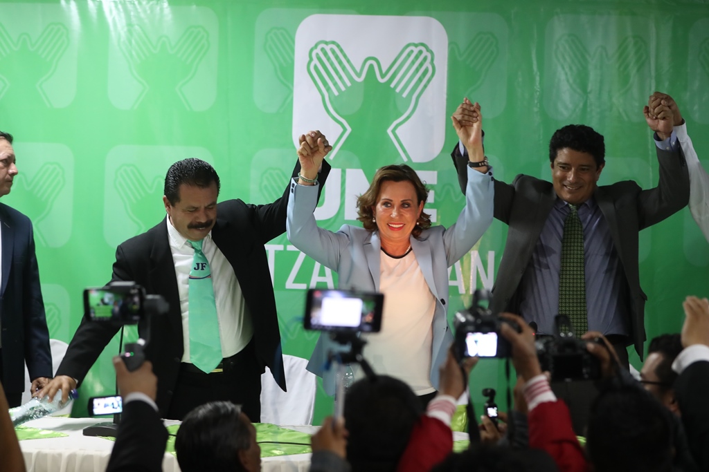 Sandra Torres, presidenciable de la UNE, logró el apoyo de Juan Fernando López, alcalde electo de Xela. (Foto Prensa Libre: Mynor Toc)
