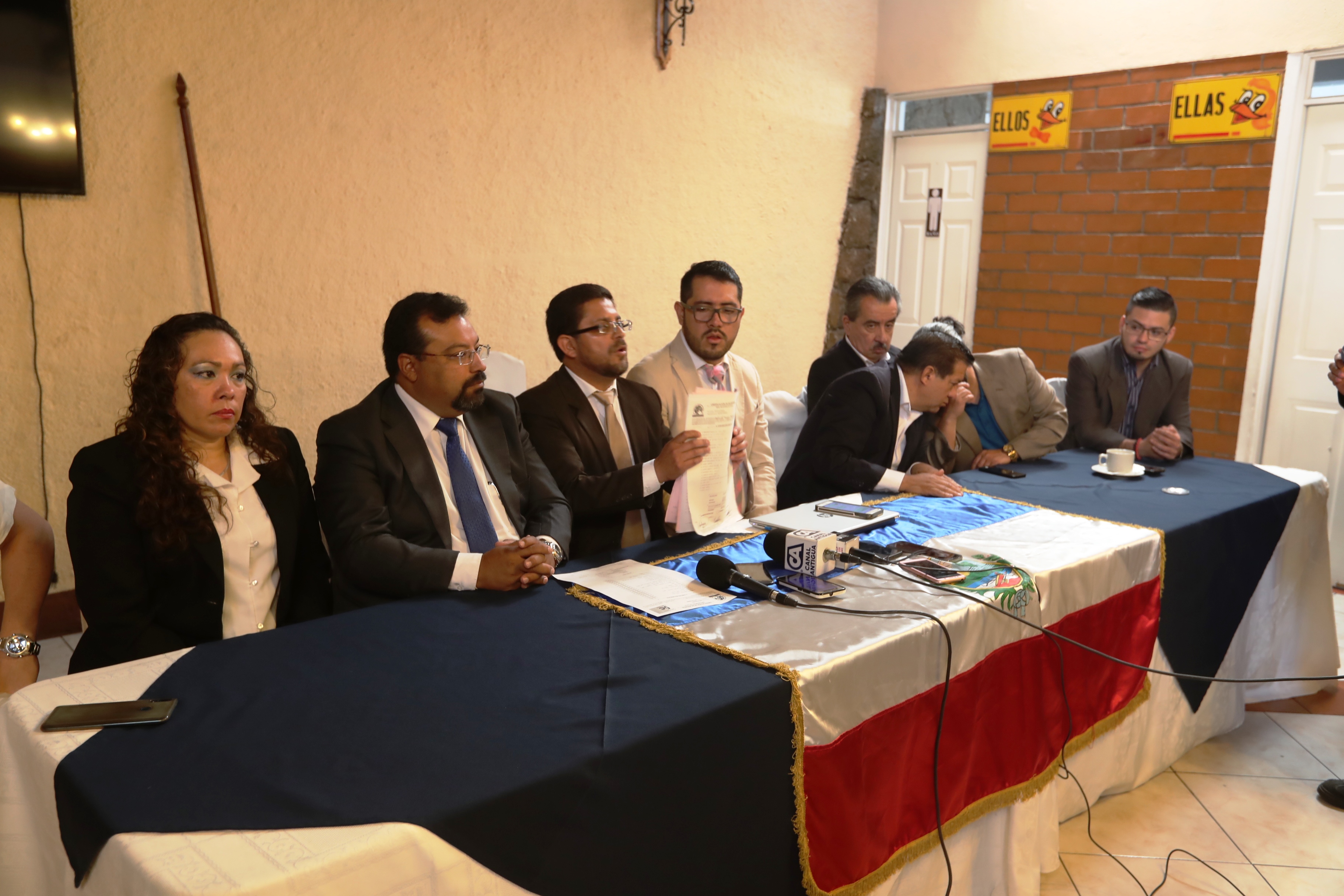 Quince excandidatos a la alcaldía de Quetzaltenango exigen al Tribunal Supremo Electoral anular el proceso de elección en Xela. (Foto Prensa Libre: Mynor Toc)