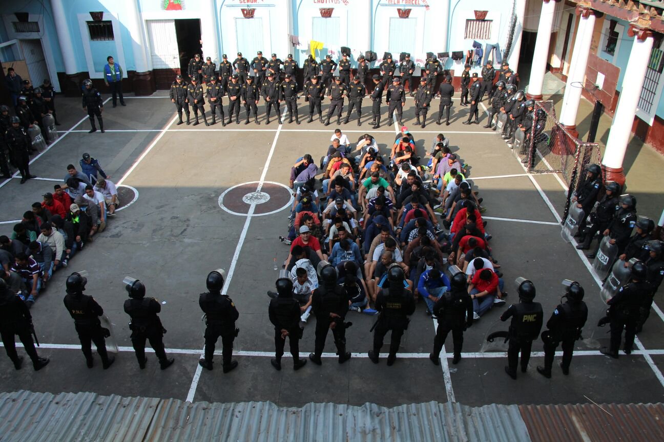 La Policía Nacional Civil constantemente efectúa requisas en el Preventivo para Hombres de Xela. (Foto Prensa Libre: Hemeroteca PL)