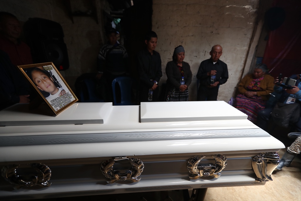 Los restos del niño Santos Josué Elías Tax Canastuj serán sepultados en el cementerio de Totonicapán. (Foto Prensa Libre: Mynor Toc)