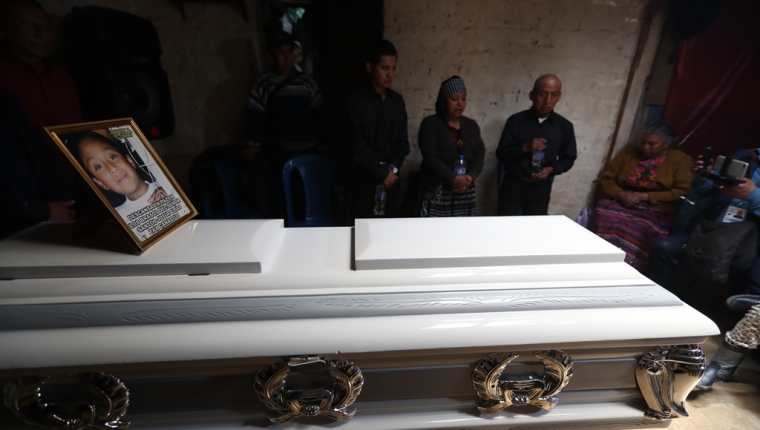 Los restos del niño Santos Josué Elías Tax Canastuj serán sepultados en el cementerio de Totonicapán. (Foto Prensa Libre: Mynor Toc)