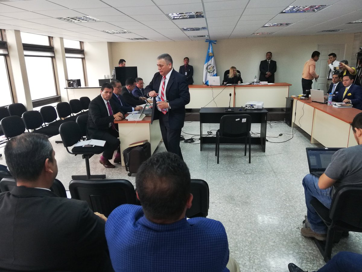 El viceministro de Gobernación, Remberto Ruiz, -de pie al centro- durante su primera declaración por la muerte de un sindicalista. (Foto Prensa Libre: Kenneth Monzón). 