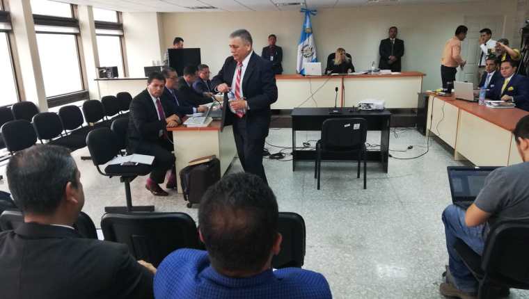El viceministro de Gobernación, Remberto Ruiz, -de pie al centro- durante su primera declaración por la muerte de un sindicalista. (Foto Prensa Libre: Kenneth Monzón). 