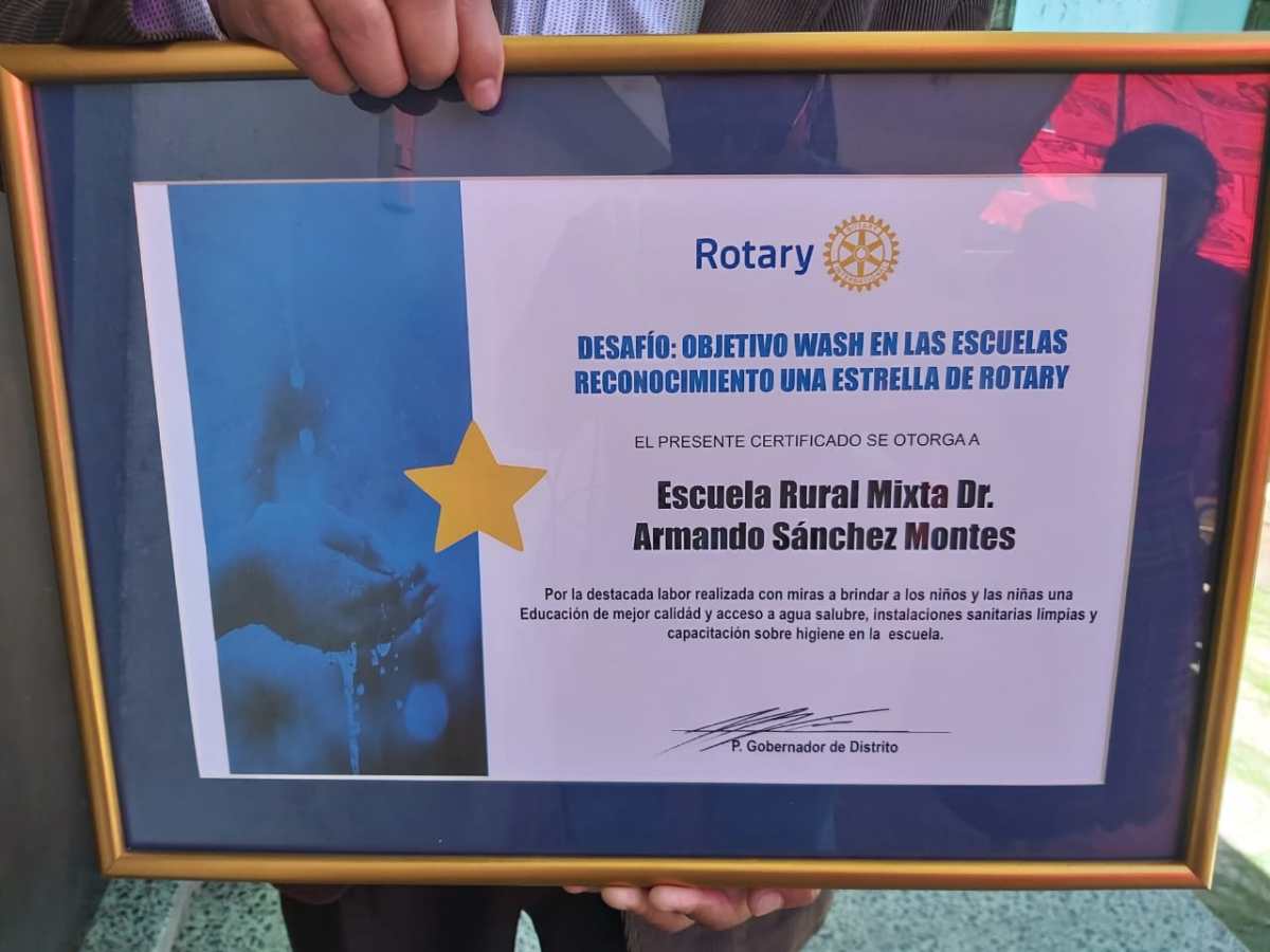 Escuela recibe reconocimiento por proyecto sostenible que realiza la comunidad junto al Club Rotario Los Altos