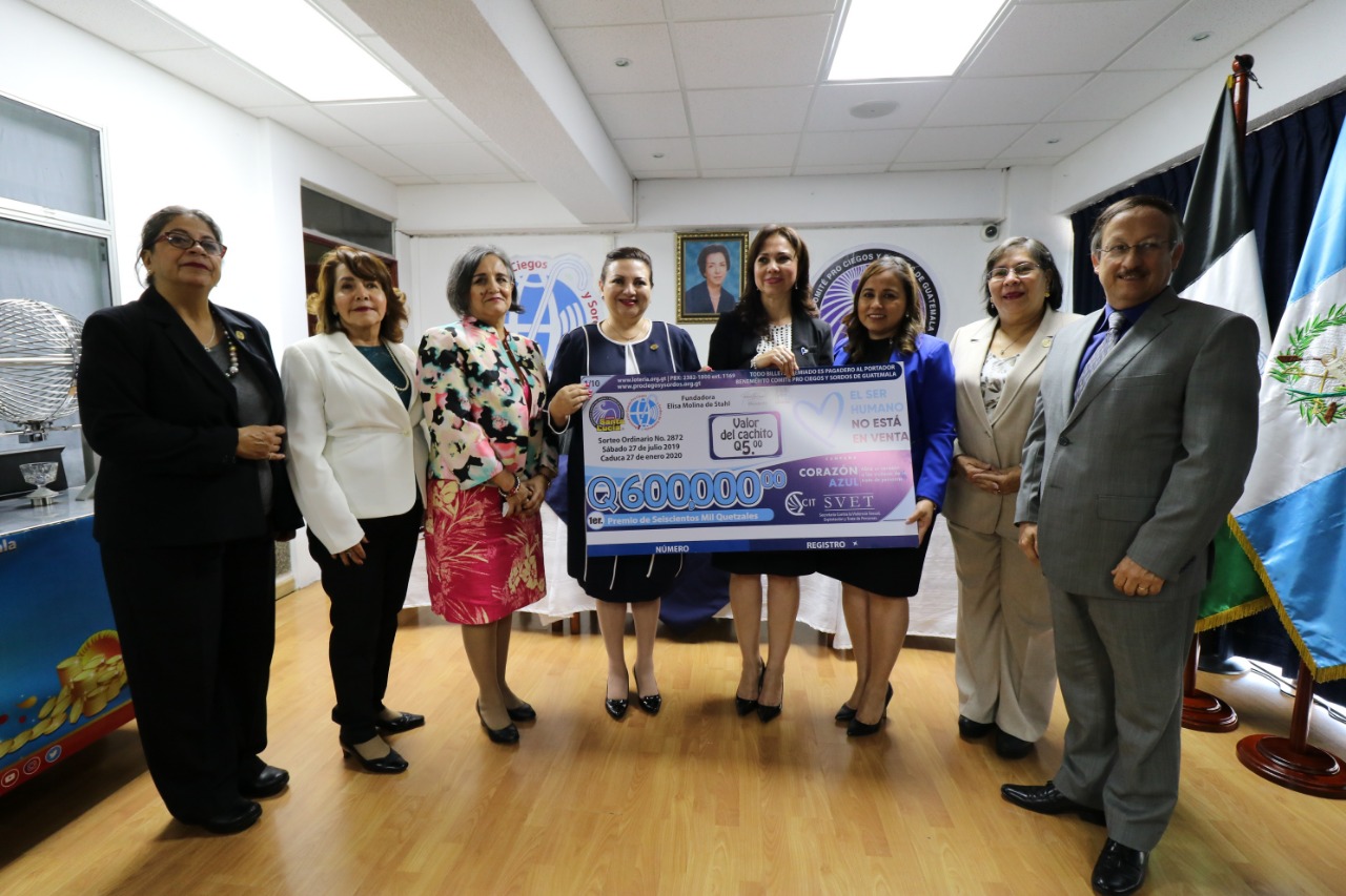 Representantes de Svet y el Comité Prociegos realizan una campaña para informar sobre la trata de personas y anunciaron el sorteo de  los billetes conmemorativos. (Foto Prensa LIbre: cortesía)