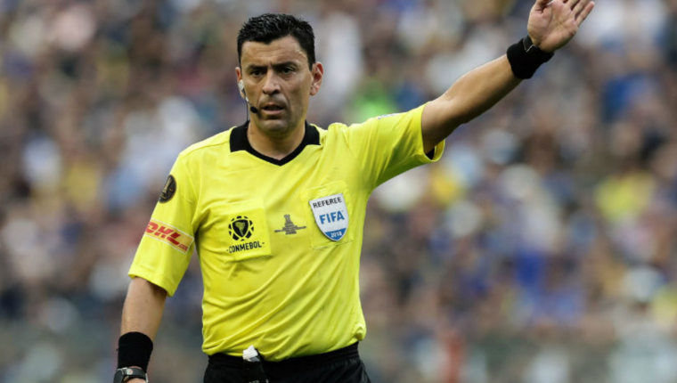Rodrigo Tobar es el árbitro de la final de la Copa América 2019. (Foto Prensa Libre: AFP) 