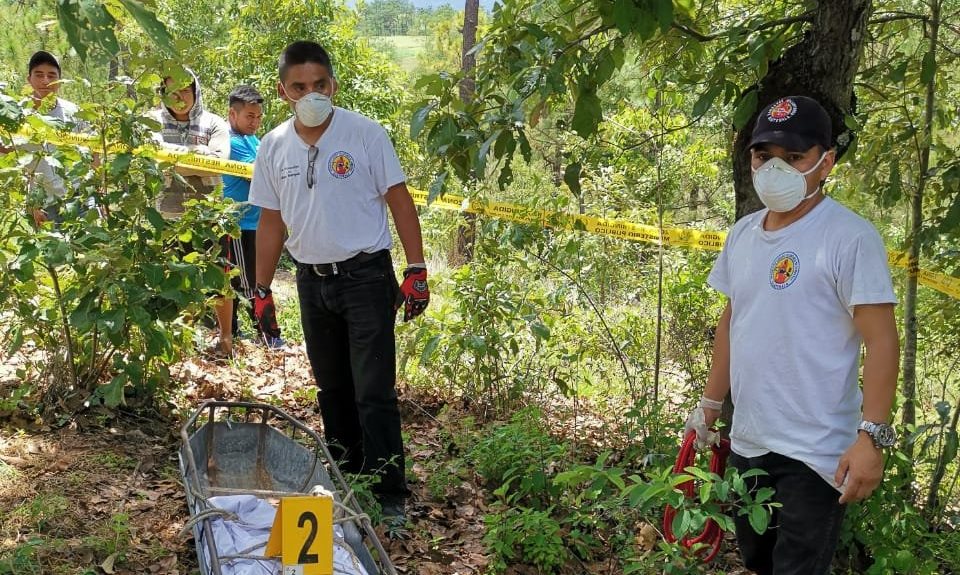 Socorristas rescatan el cadáver de la niña Rosa Larios Saquic Lares, hallado en junio último en Joyabaj, Quiché. (Foto HemerotecaPL)